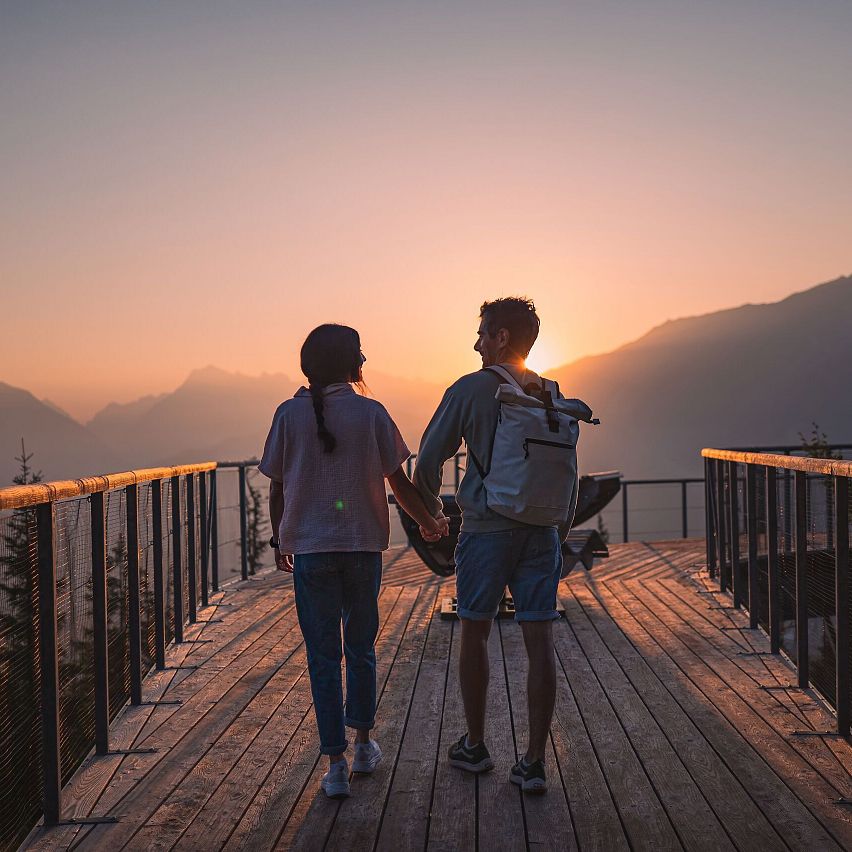 Sommerurlaub in der Region Seefeld - Paar schaut sich den Sonnenaufgang an auf der Aussichtsplattform Brunschkopf - 8