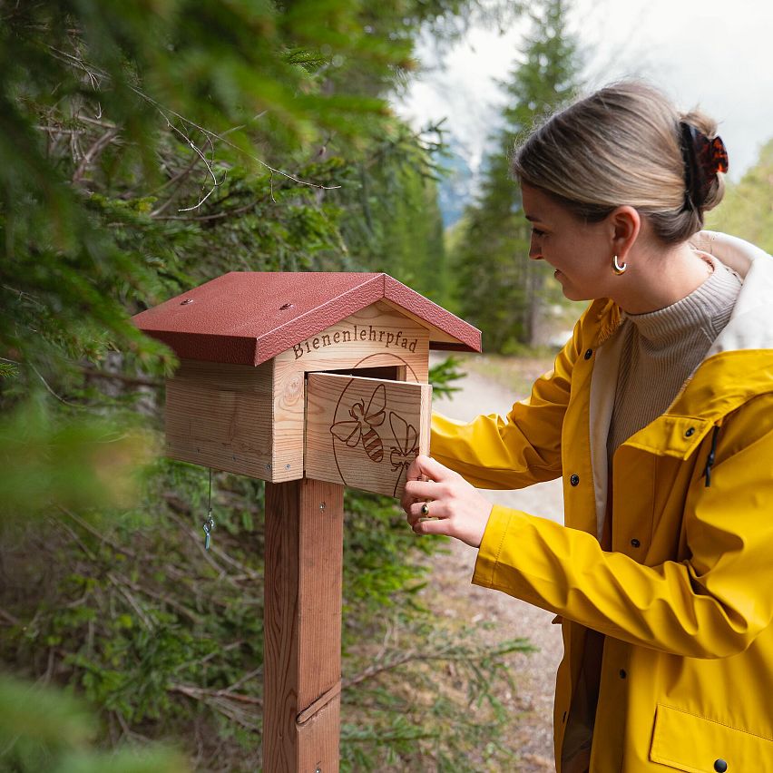 Stempelstelle mit Frau - 1