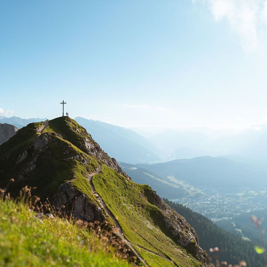 Wanderer am Gipfel der Seefelder Spitze - Blick auf die Reither Spitze und die Region Seefeld
