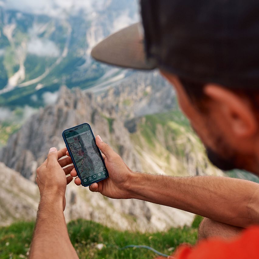 Wanderer mit Handy - Wanderkarte