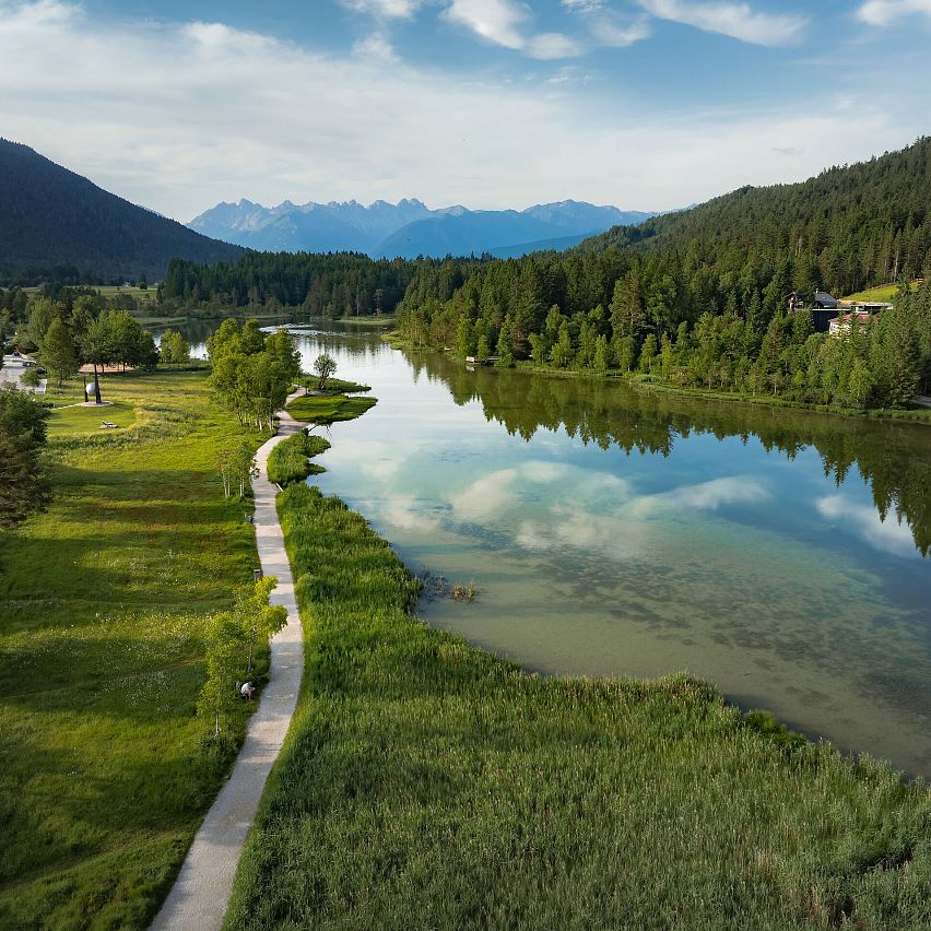 Wildsee im Sommer_Drohnenaufnahme bei Morgenstimmung