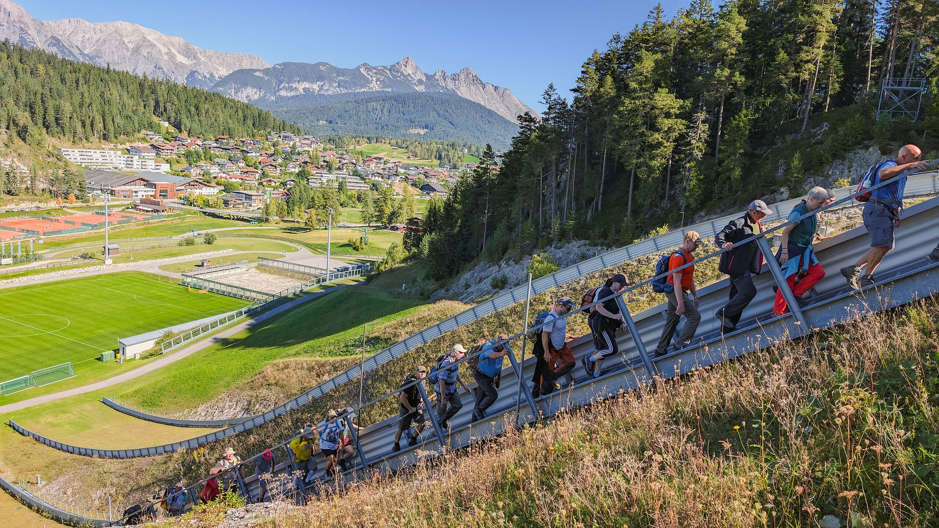 Als Teil der Erlebniswanderung geht es hinauf auf die Toni-Seelos Schanze in Seefeld