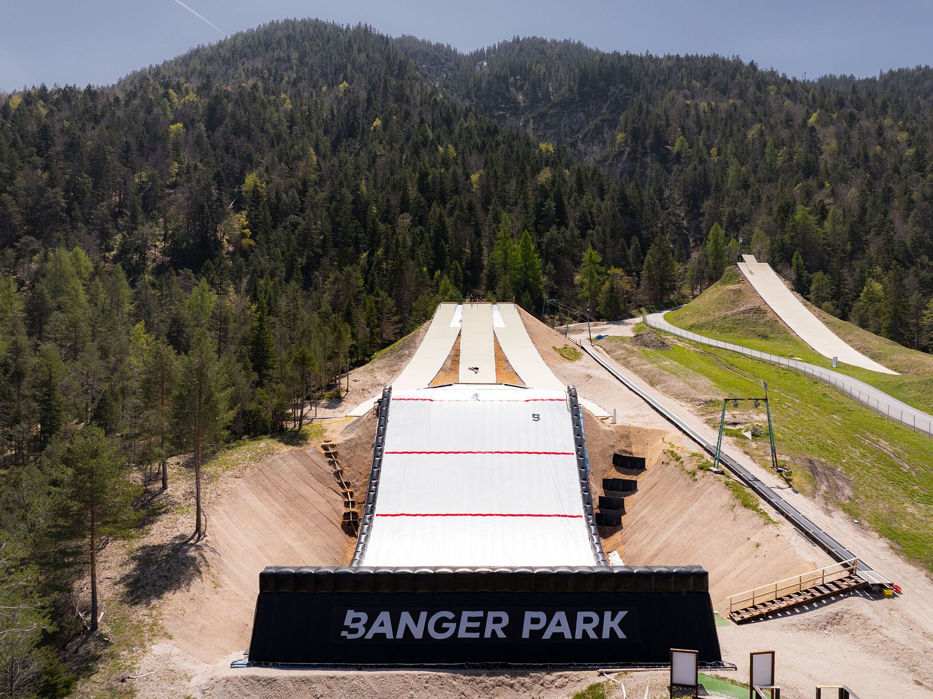 Banger Park Scharnitz - Drohnenaufnahme Side Hit Jump von vorne