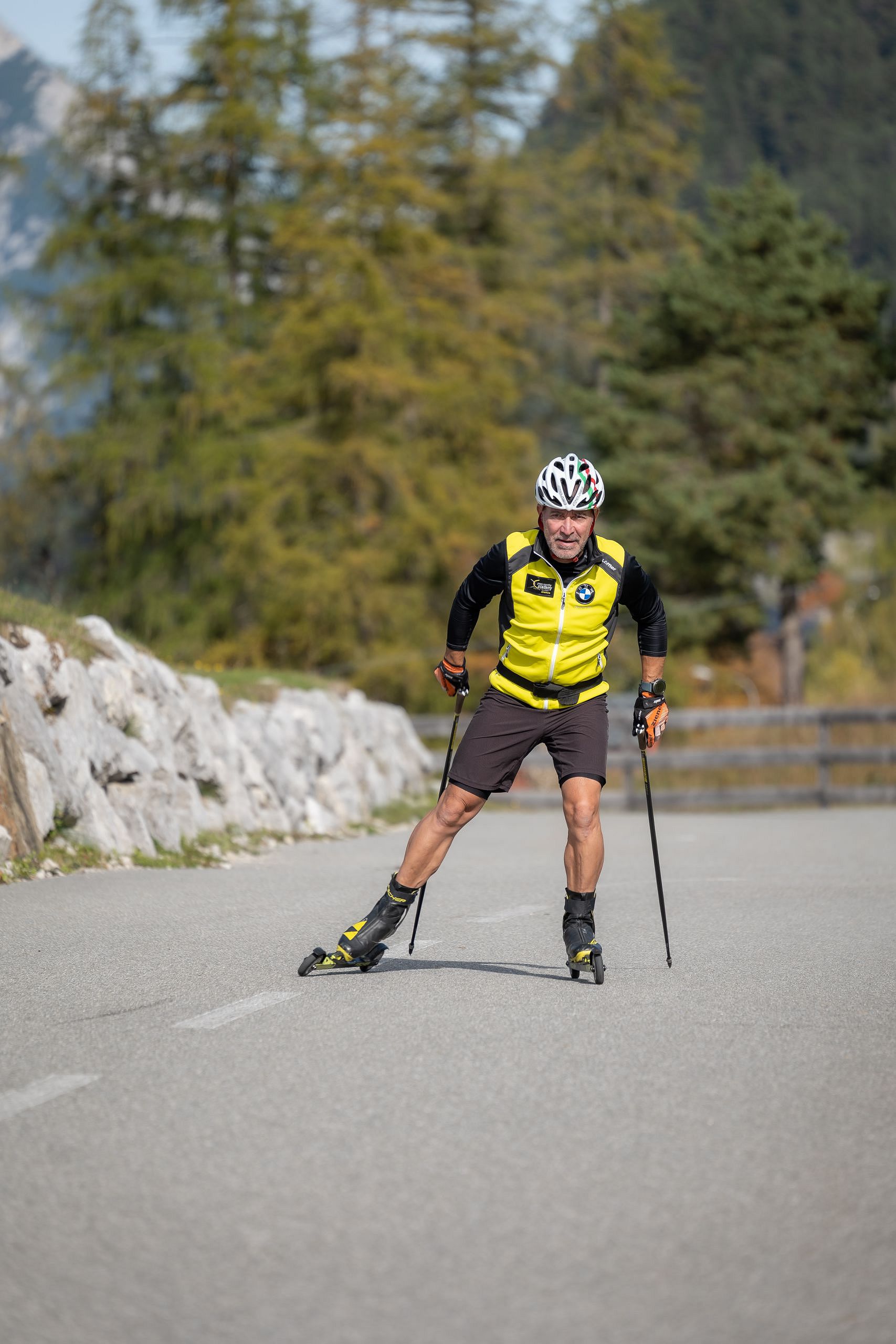 Biathlon-Schnupperkurs in Seefeld - Lehrer Alexander Marent auf der Skirollerstrecke