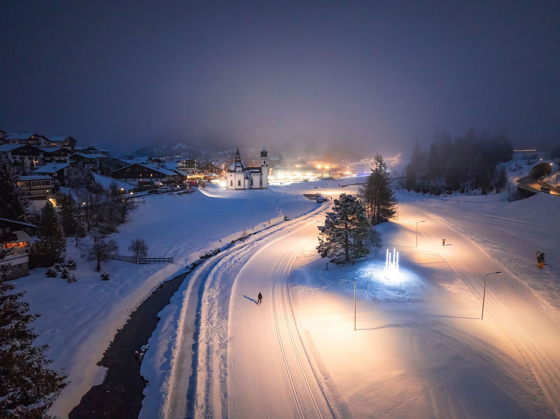Drohnenaufnahme A1 Loipe in Seefeld_einzelner Langläufer vor Seekirchl