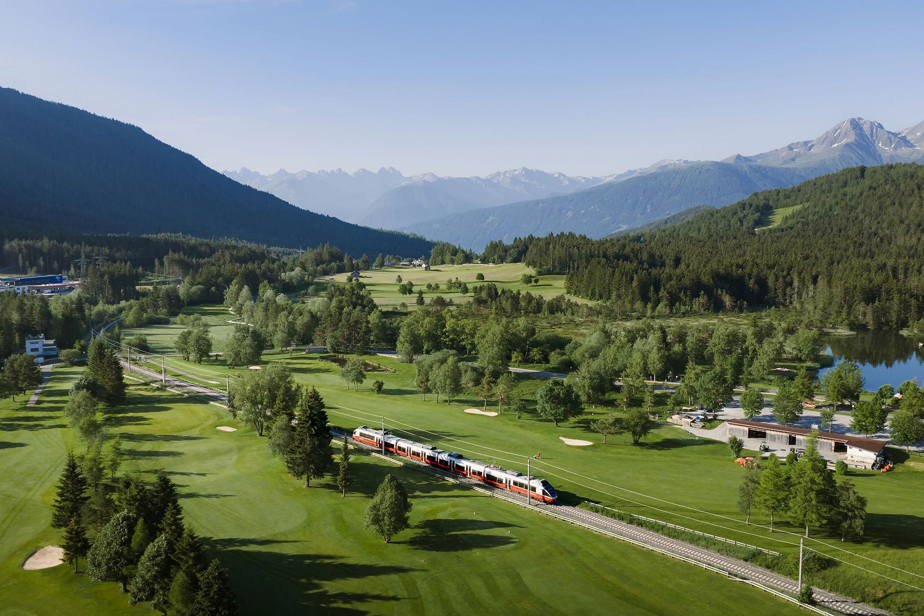 Drohnenaufnahme Zugeinfahrt neben dem GC Seefeld-Reith im Sommer_6