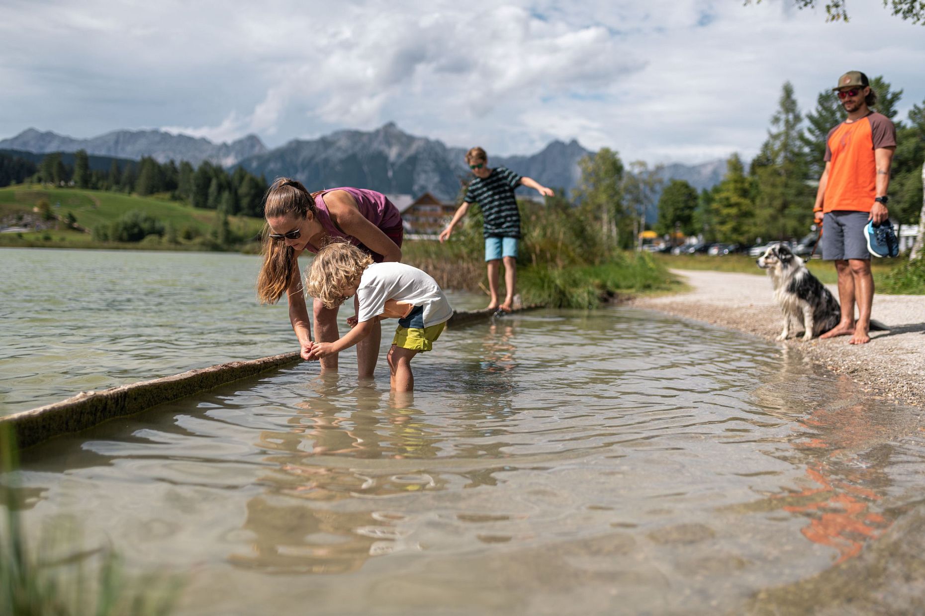 Familie beim Spielen im See - Seefeld