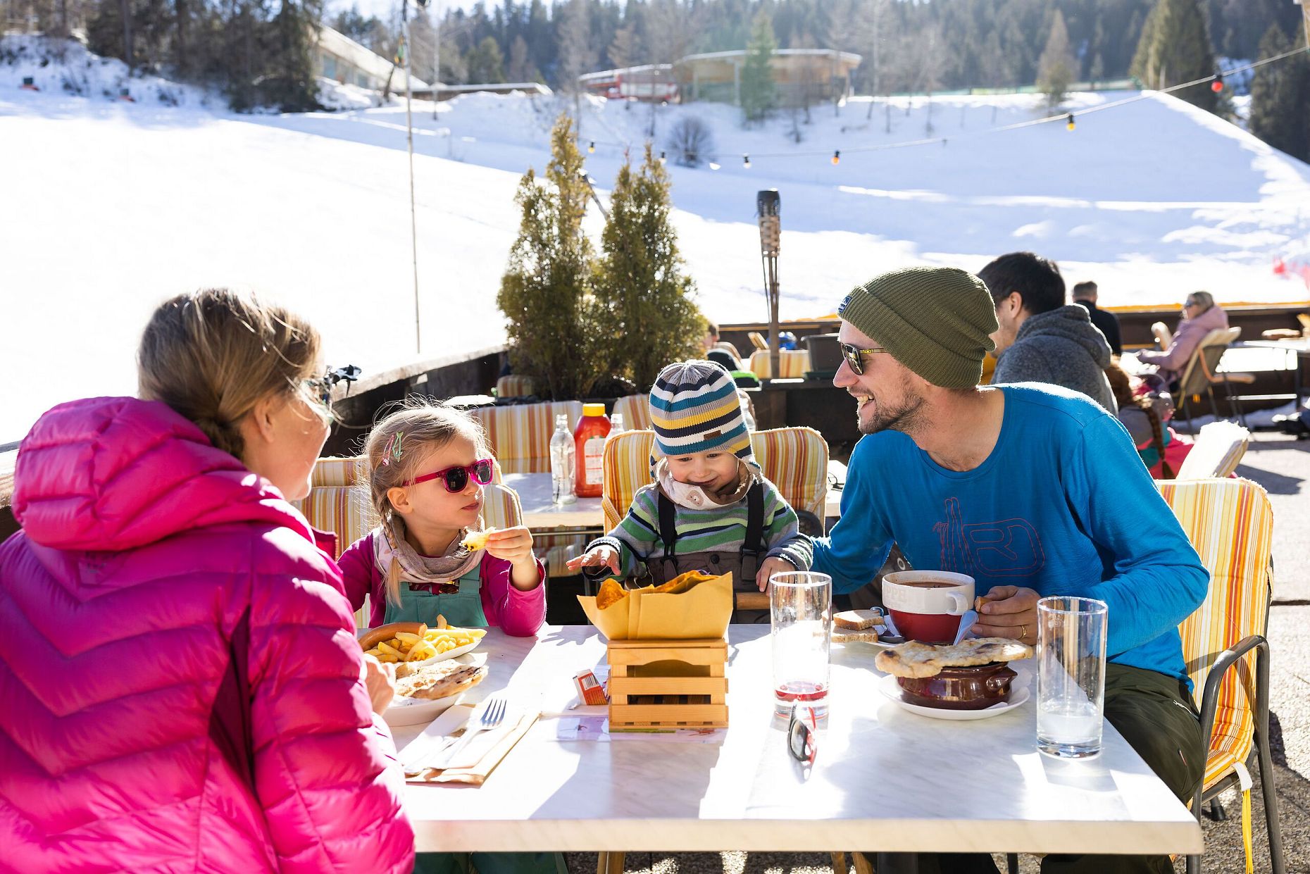Familien-Skifahren in der Region Seefeld - Familie bei Einkehr - Birkenlift