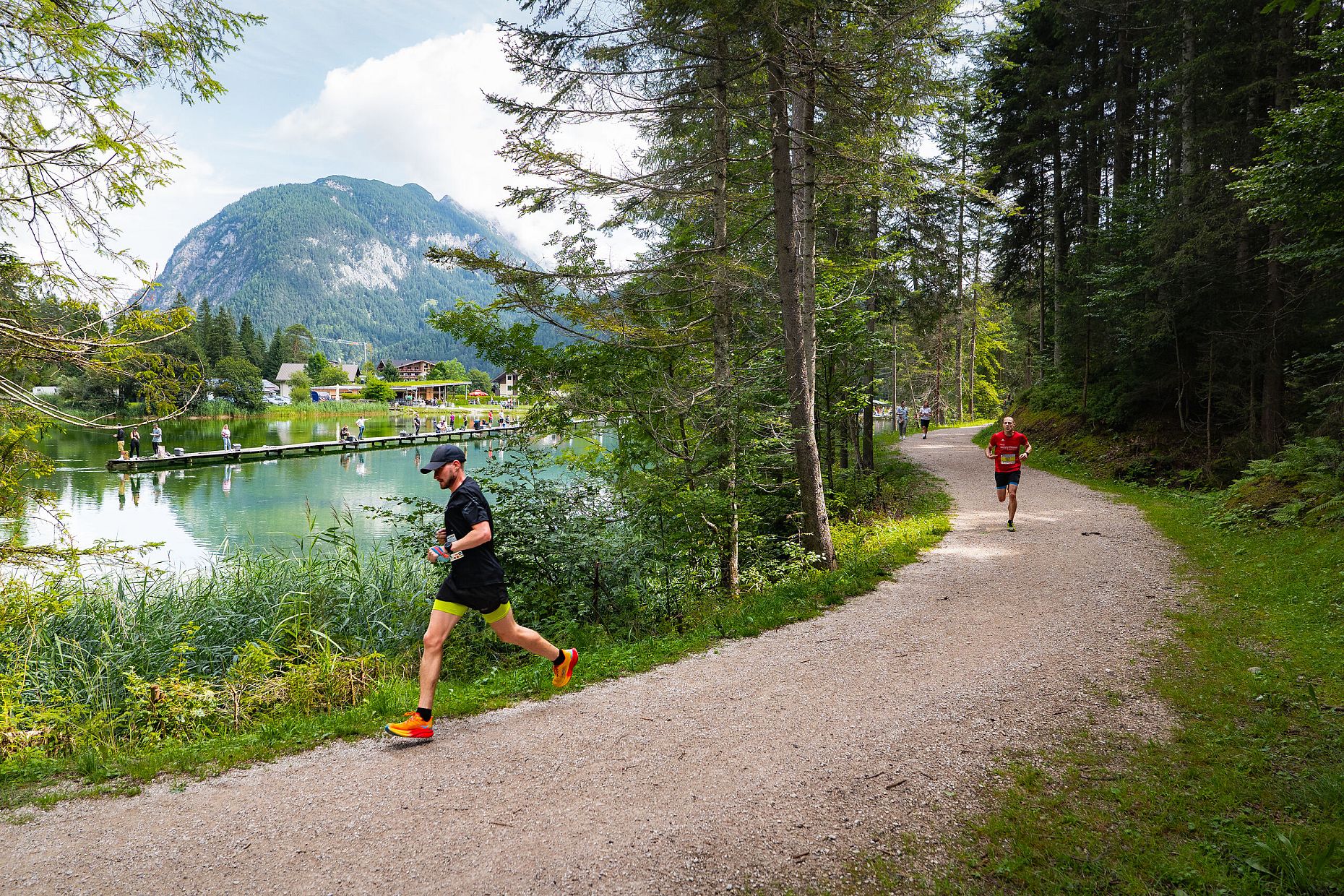 Ganghofertrail 2026 - zwei Läufer in der Kurve bei Weidachsee