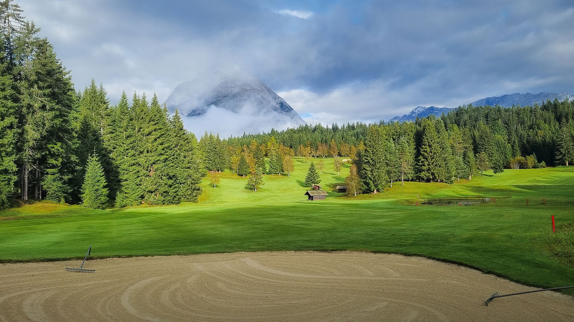 Golfclub Wildmoos im Sommer_Golfplatz mit Sand und Hohe Munde