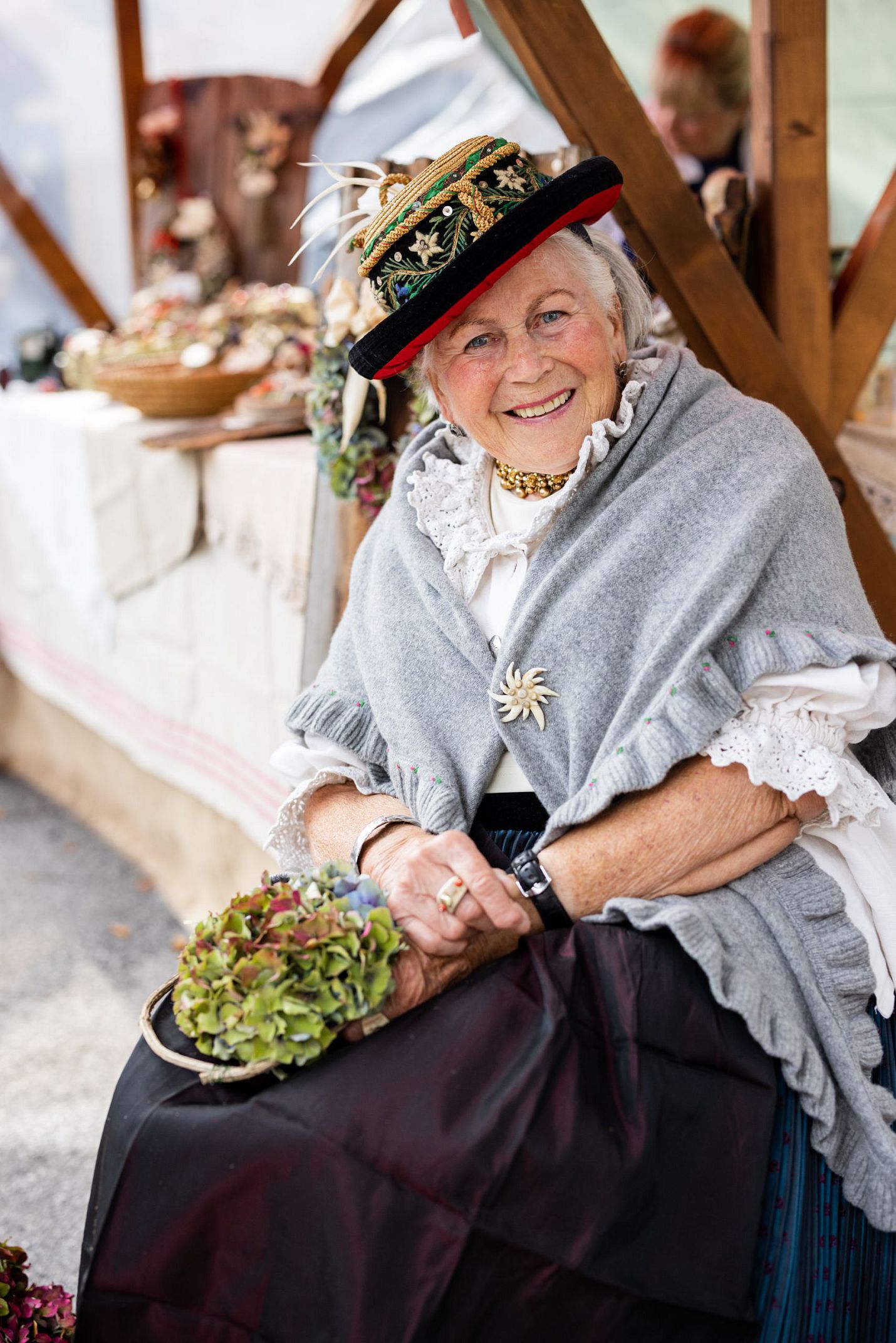 handwerkerin-leni-prast-bei-ihrem-stand-am-handwerksfest-in-seefeld-2-2