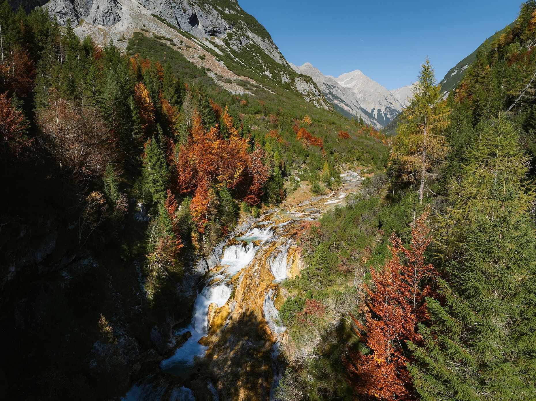 Herbstaufnahme Wanderung zum Karwendelsteg Wasserfall im Karwendeltal