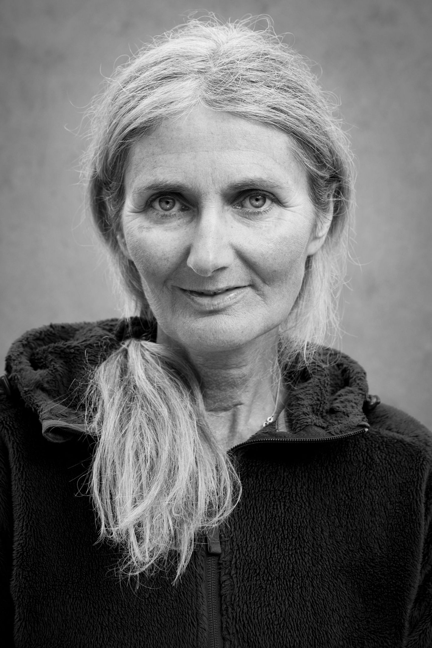 Hüttenwirtin Christine Ackermann von der Scharnitzer Alm im Karwendelgebirge - Portrait in schwarz-weiss