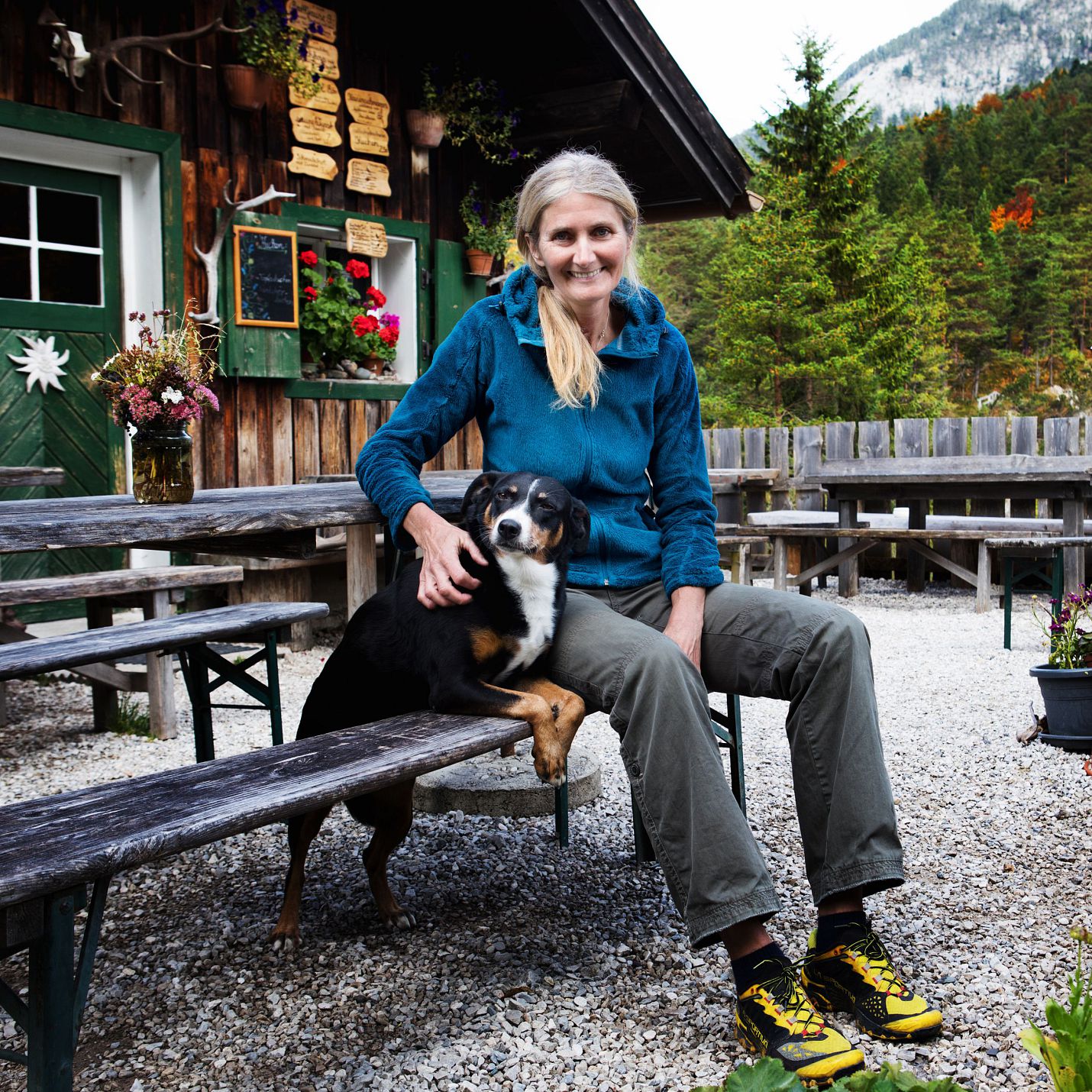 Hüttenwirtin Christine Ackermann von der Scharnitzer Alm im Karwendelgebirge - Portrait mit Hund