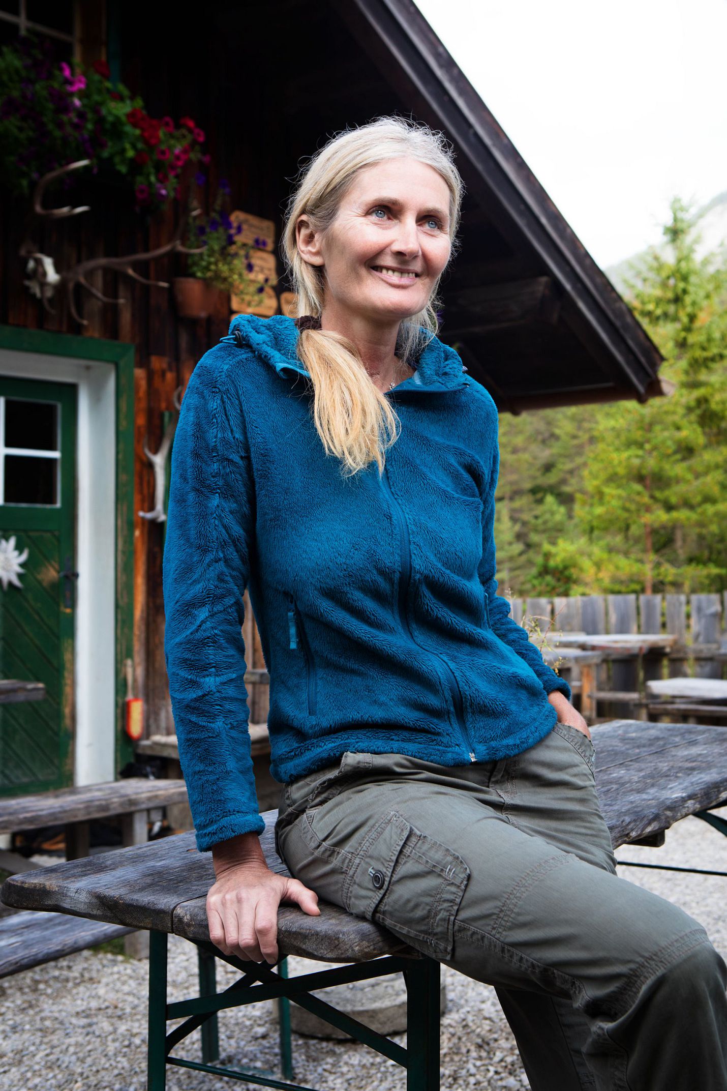 Hüttenwirtin Christine Ackermann von der Scharnitzer Alm im Karwendelgebirge - Portrait mit Hund vor der Alm