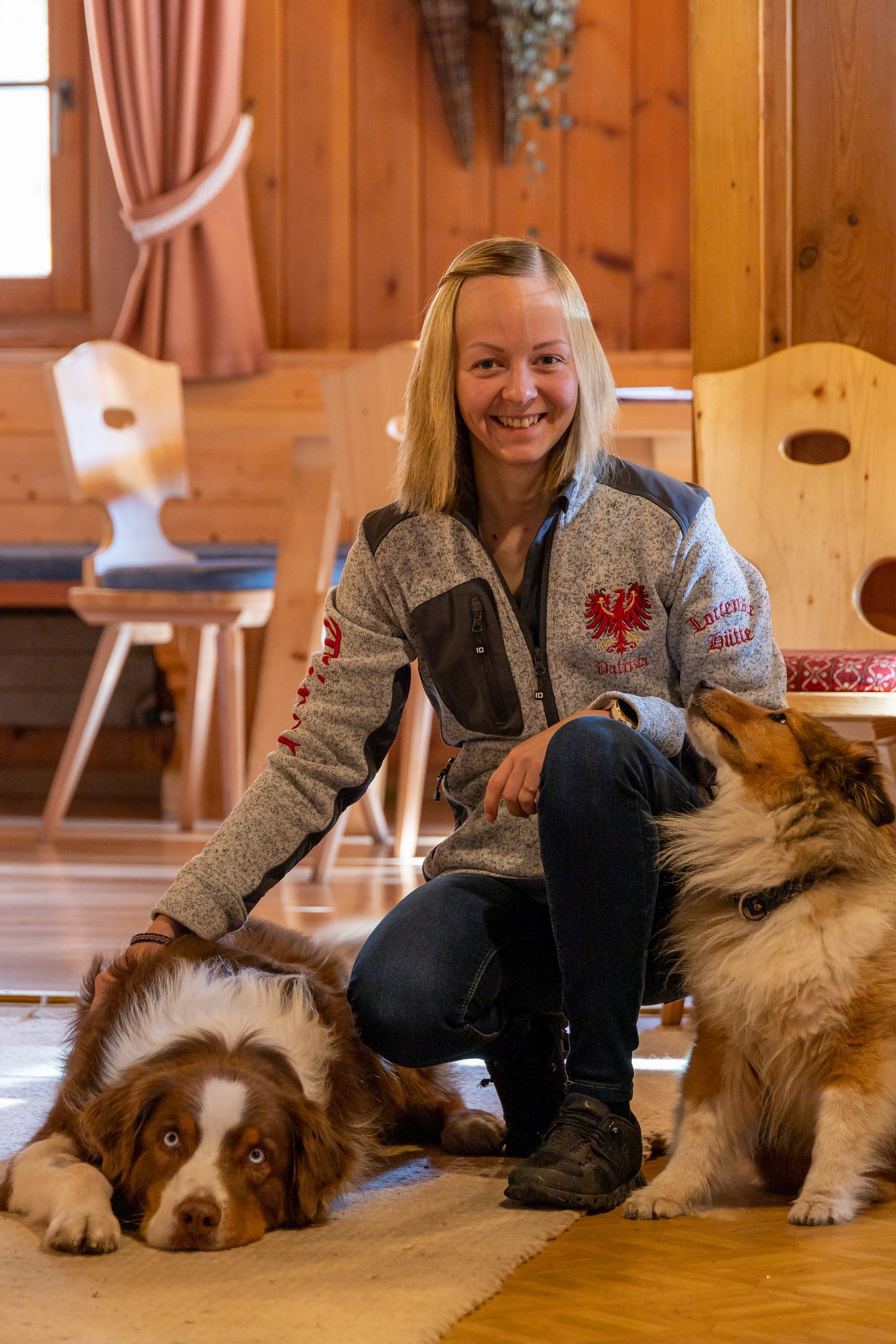 Hüttenwirtin Patrizia Kluckner auf der Lottenseehütte - Portrait mit Hunden