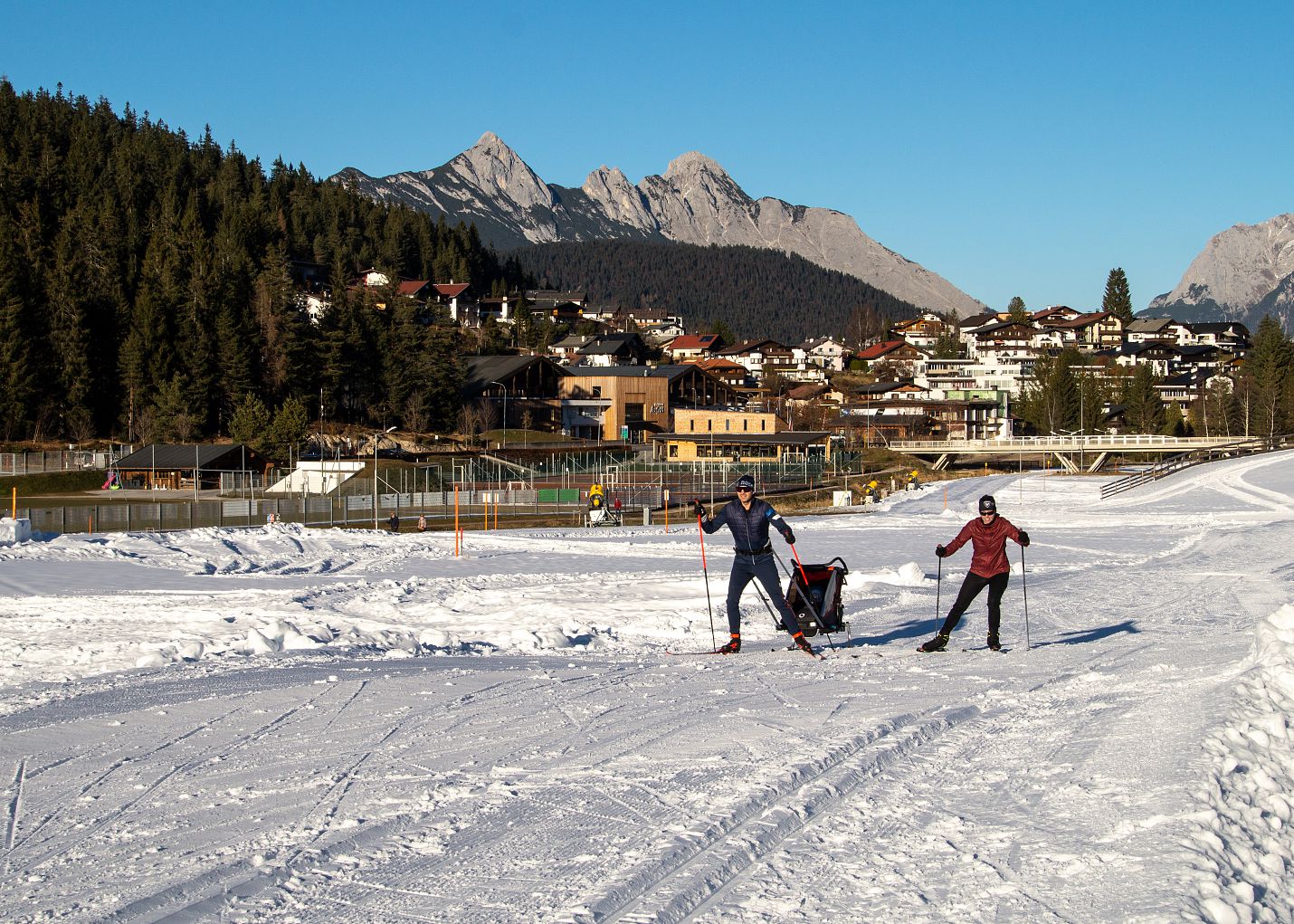 langlaeufer-familie-mit-anhaenger-und-kind-auf-der-loipe-in-seefeld-2