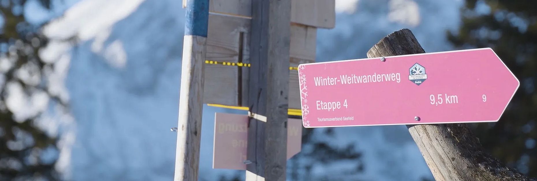 Nahaufnahme vom Winterwanderweg Schild - Leutasch