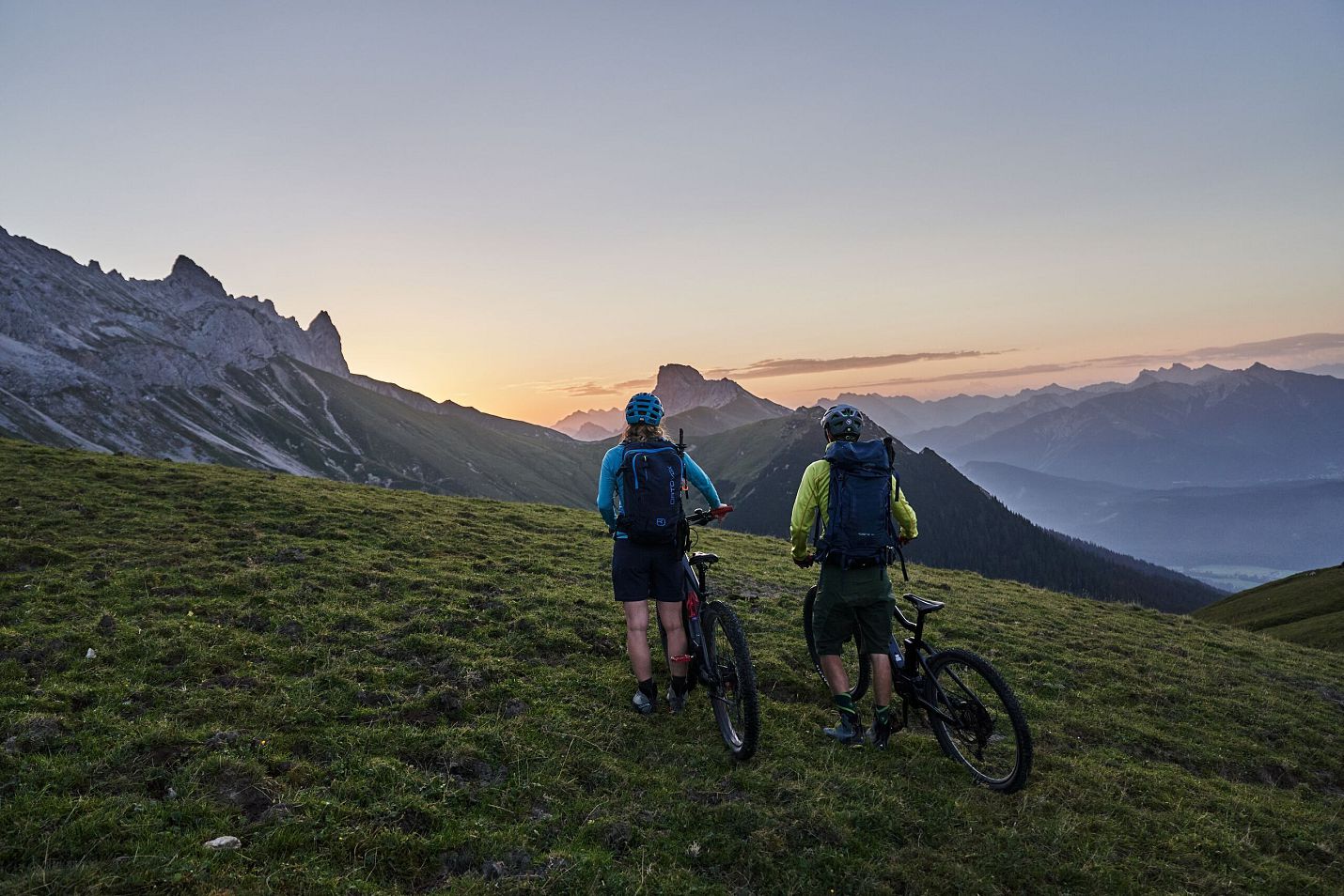 Radfahrer kurz vor dem Sonnenaufgang im Wettersteingebirge bei der Rotmoosalm im Gaistal (1)