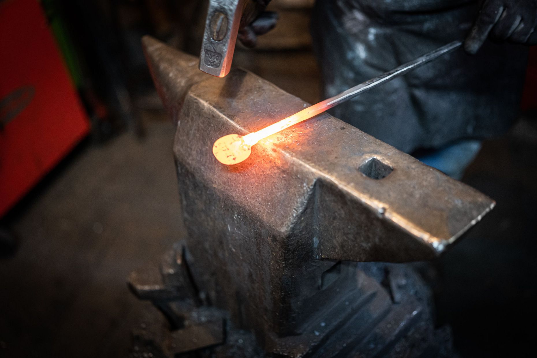 Schmied Alfons Neuner in der Schmiede in Mösern - Altes Handwerk - Eisen beim Schmieden