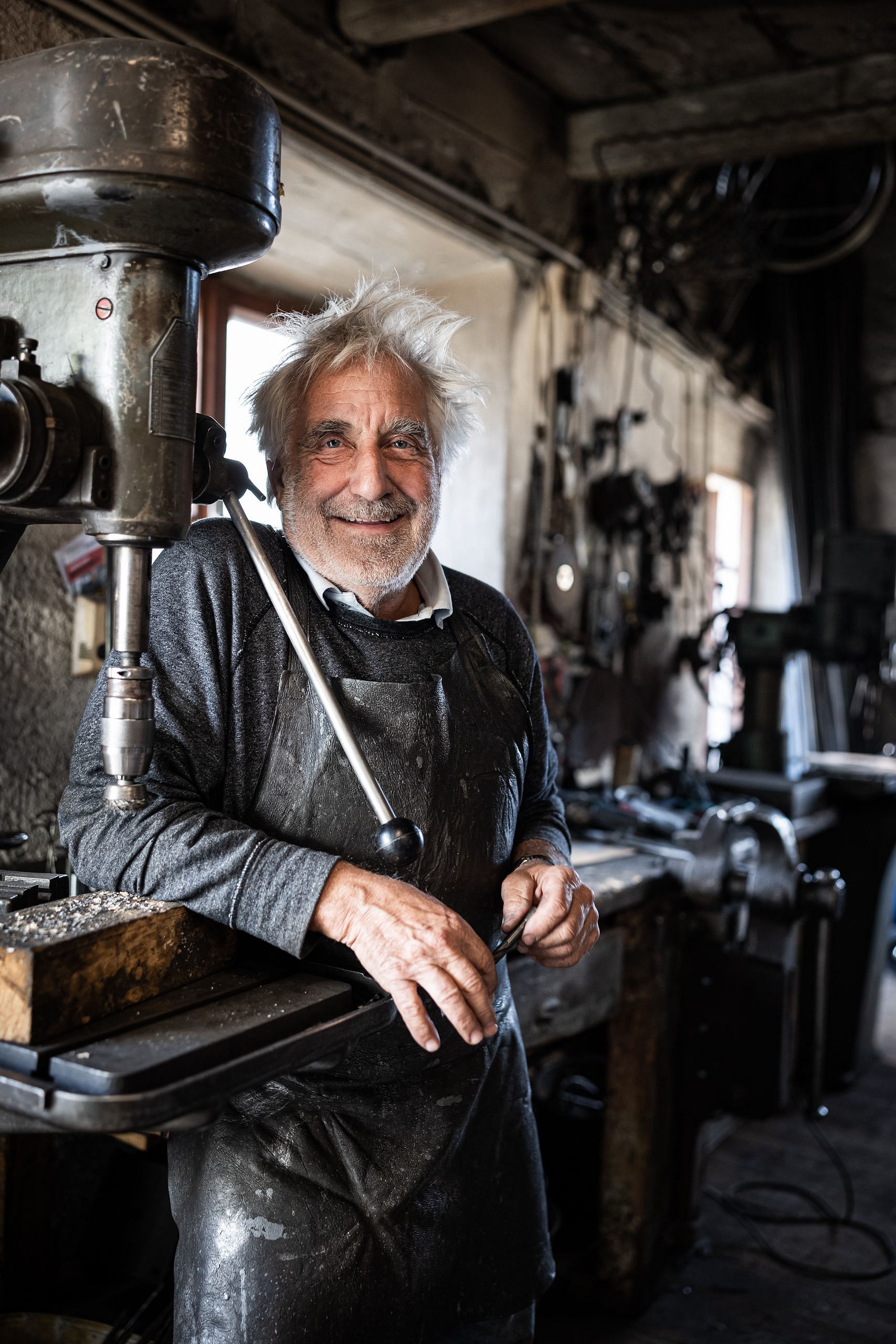 Schmied Alfons Neuner in der Schmiede in Mösern - Altes Handwerk - Portrait 2