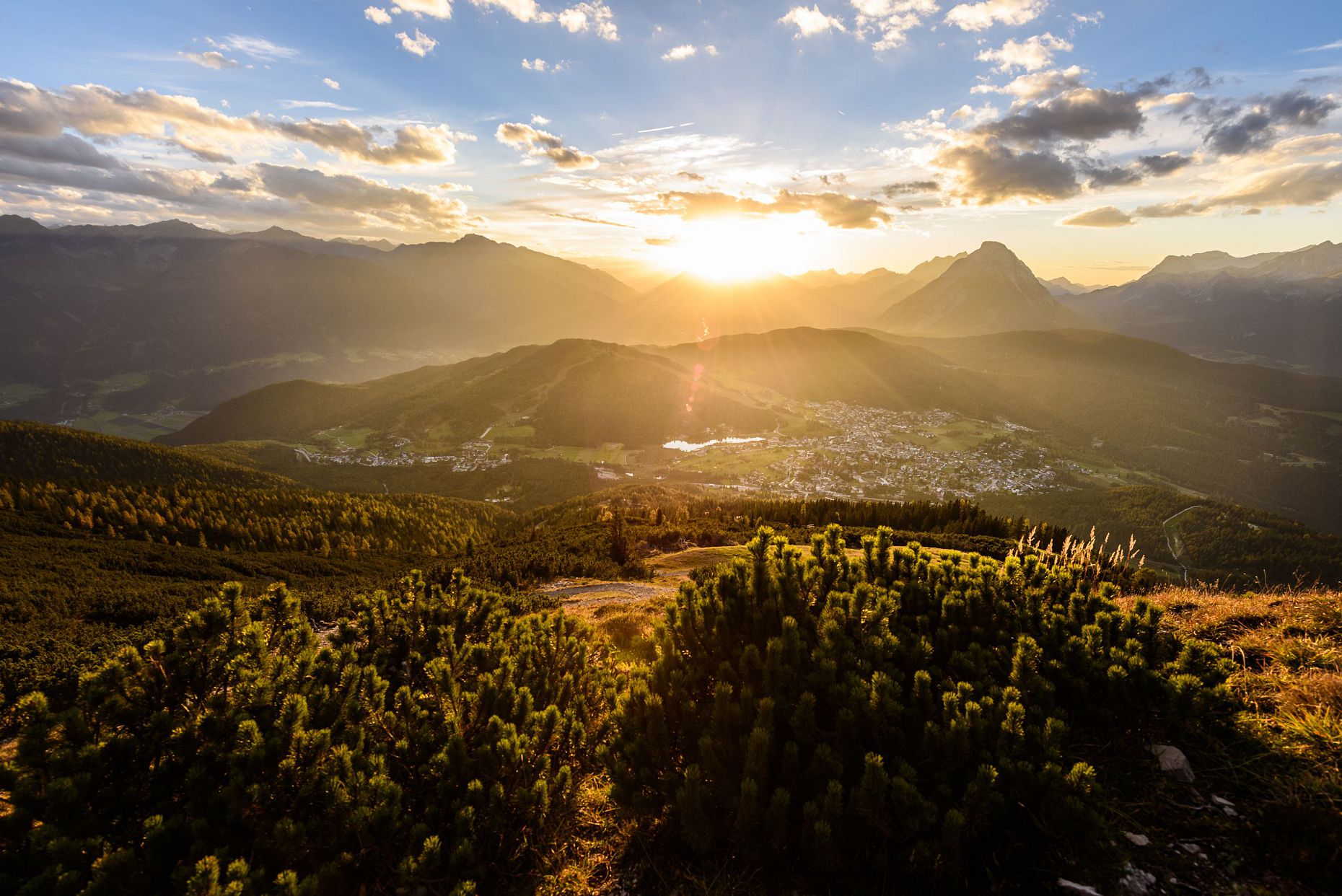 Sonnenuntergang auf der Seefelder Spitze - Blick über das Hochplateau und das Inntal - Herbst