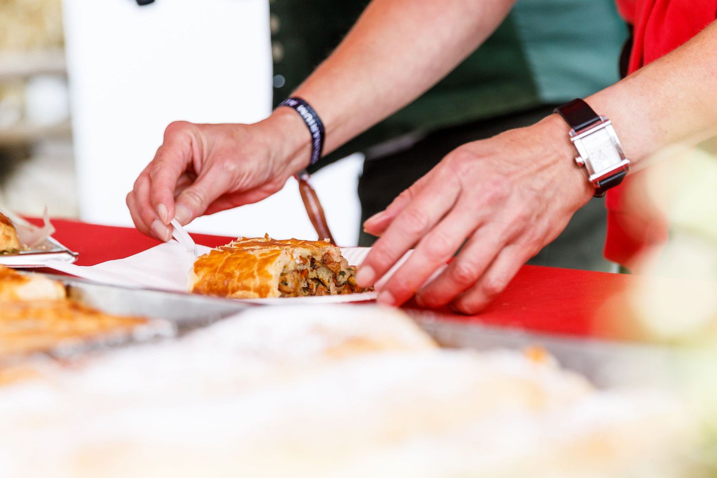 Strudelfest 2018 in Seefeld - Strudel mit Haenden