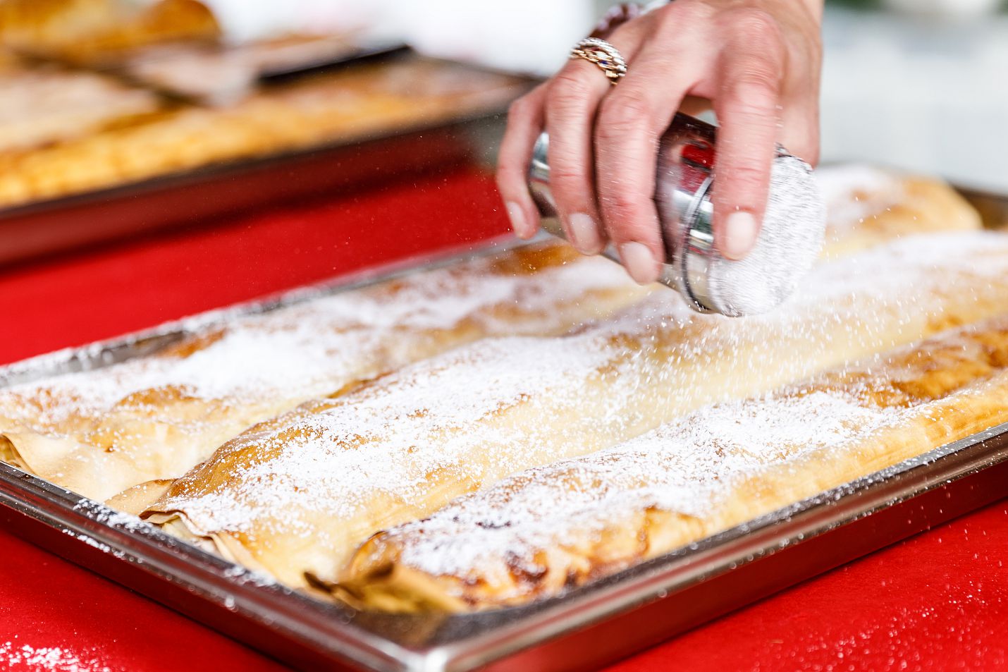 strudelfest-2018-in-seefeld-suesse-strudel-mit-staubzucker