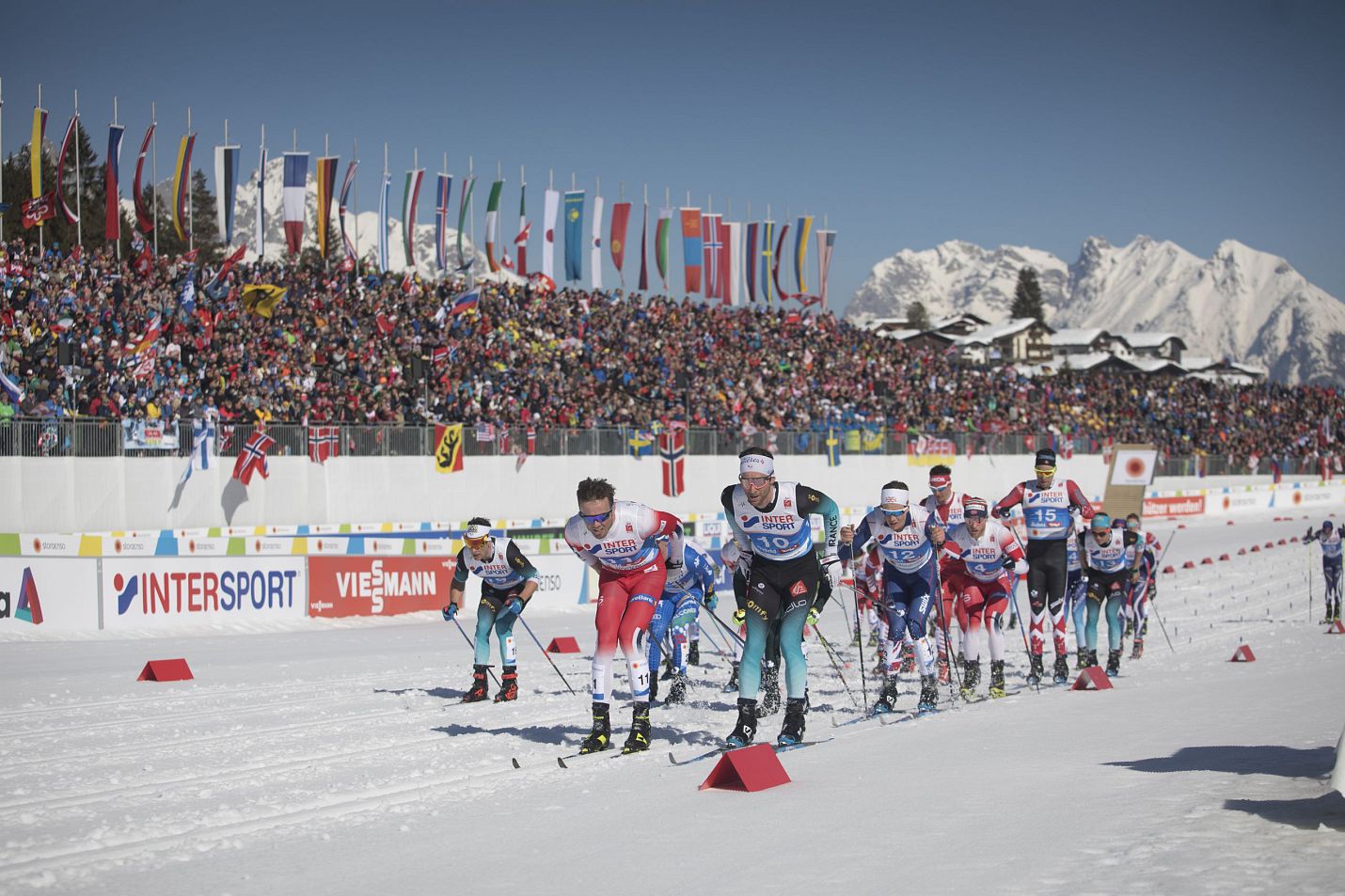 Volle Tribuene mit Sportlern