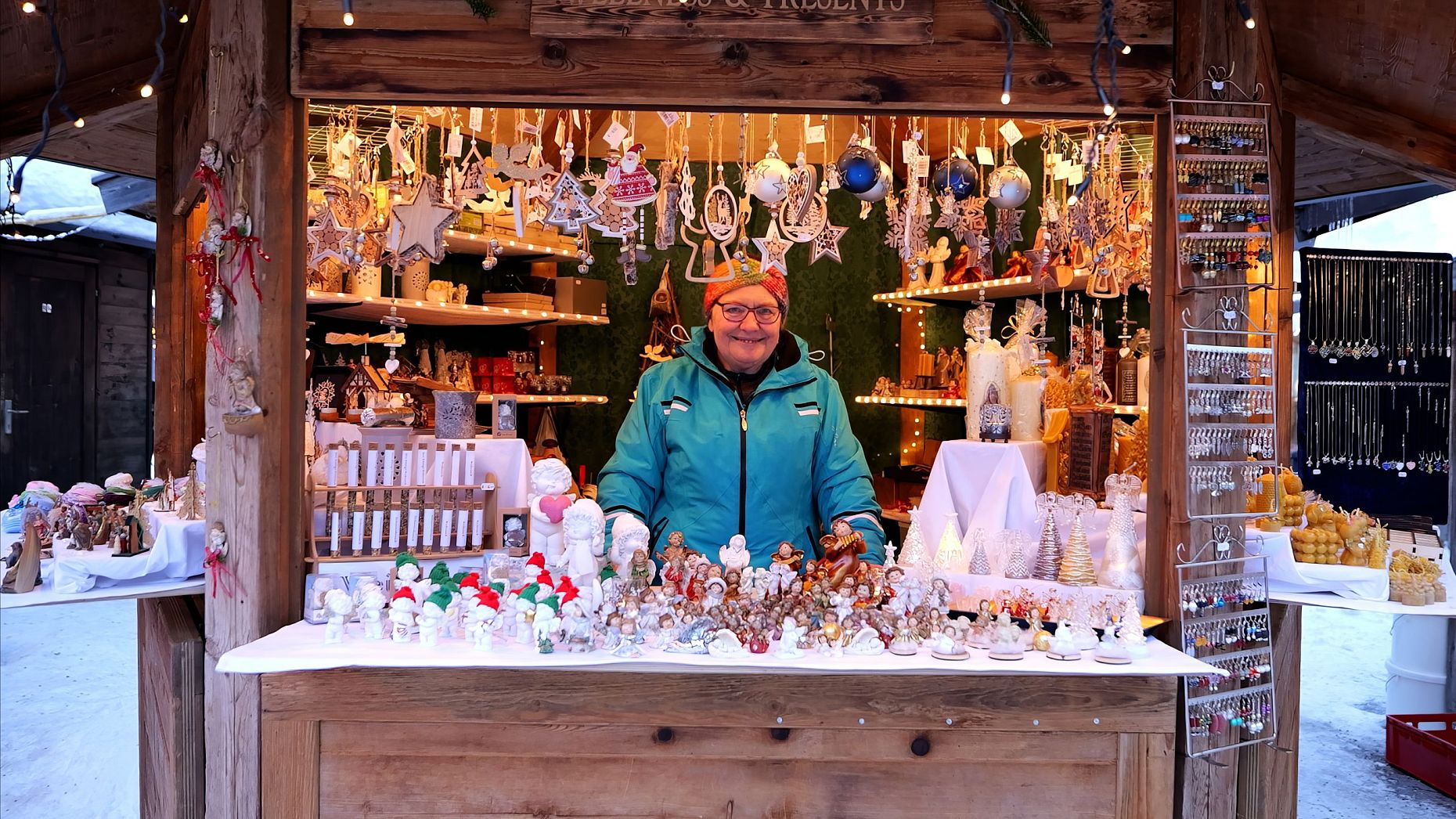 Weihnachtsmarkt Seefeld Geschenkestand Inhaberin Portrait