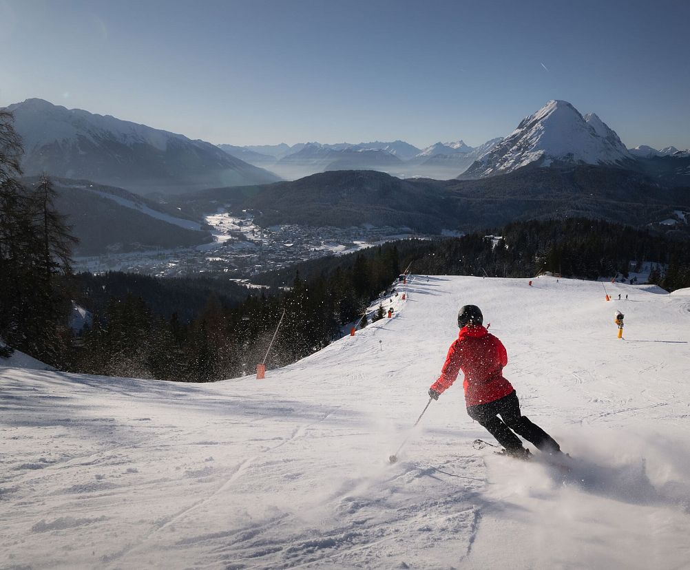 skifahrerin-an-der-rosshuette-skifahrerin-am-carven-mit-blick-richtung-hohe-munde