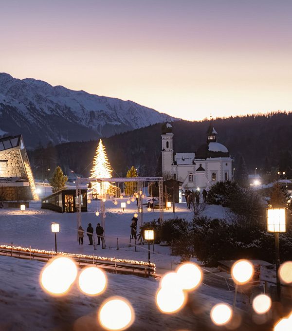 100000 Lichter-Weg Seefeld_Lichterpark und Seekirchl_Lichterkette im Vordergrund