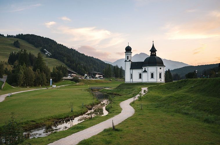 Abendstimmung am Seekirchl in Seefeld im Sommer