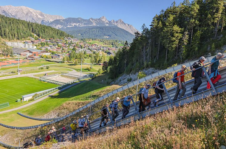 als-teil-der-erlebniswanderung-geht-es-hinauf-auf-die-toni-seelos-schanze-in-seefeld