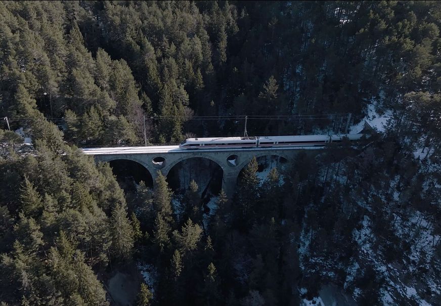 anreise-in-die-region-seefeld-ice-tunnel-bruecke-2