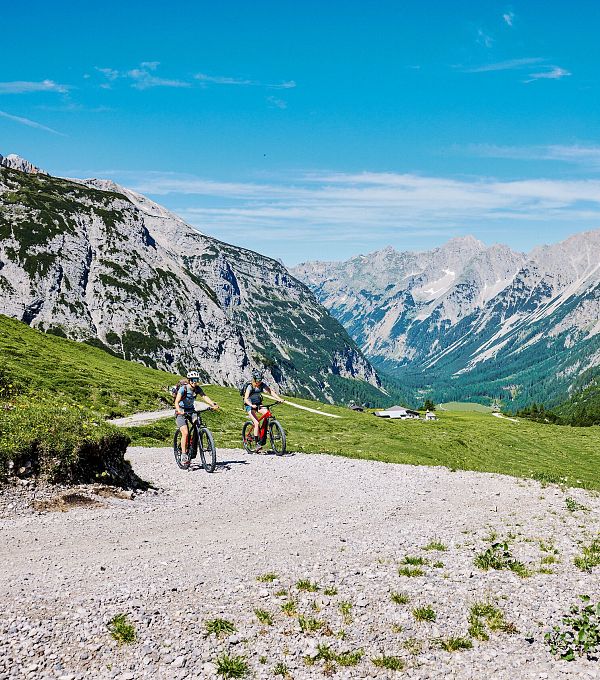 Auffahrt auf das Karwendelhaus mit dem E-Bike - im Karwendeltal kurz hinter der Hochalm