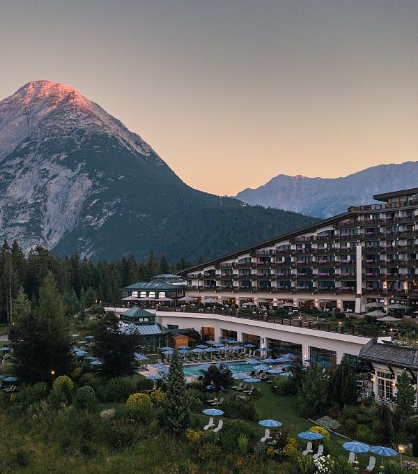 Außenansicht Luftaufnahme_Sonnenaufgang_1©Interalpen-Hotel Tyrol