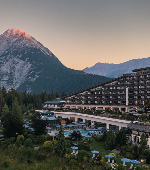 Außenansicht Luftaufnahme_Sonnenaufgang_1©Interalpen-Hotel Tyrol