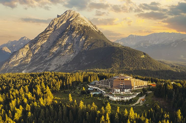 Außenansicht_Sonnenaufgang©Interalpen-Hotel Tyrol