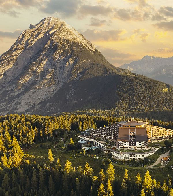 Außenansicht_Sonnenaufgang©Interalpen-Hotel Tyrol
