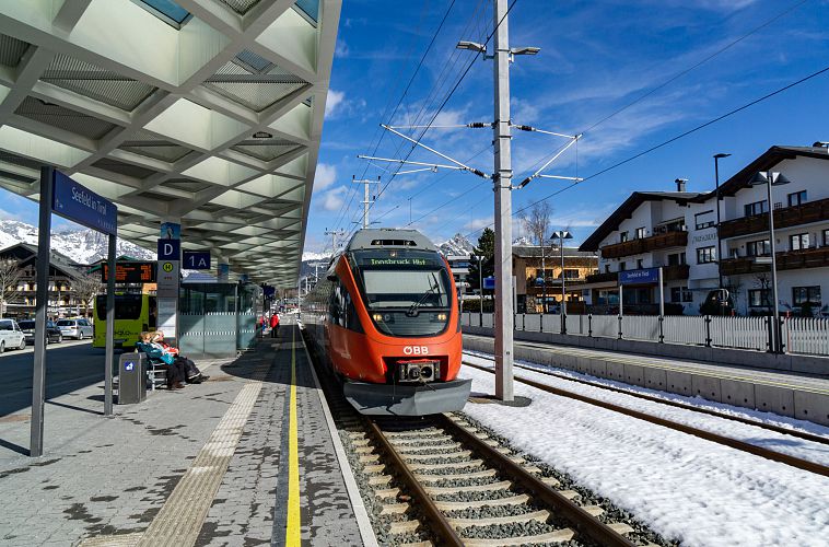 bahnsteig-im-winter-am-bahnhof-seefeld-1