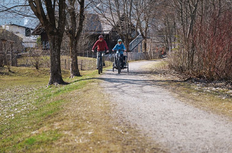 Biken mit Familie im Frühling in Scharnitz