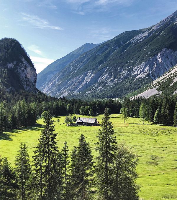 blick-auf-die-kastenalm-mit-wiese-im-vordergrund-und-berg-im-hintergrund-scharnitz-3-2