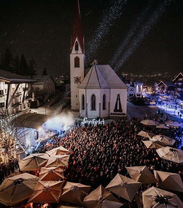 Blick auf Dorfplatz am Schneefest - Seefeld (2)