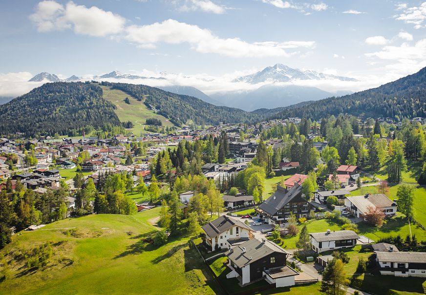 blick-auf-seefeld-im-sommer-geigenbuehel-und-gschwandtkopf-luftaufnahme-2