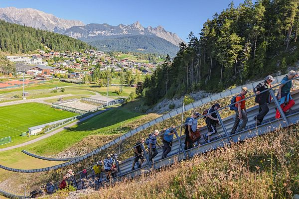 als-teil-der-erlebniswanderung-geht-es-hinauf-auf-die-toni-seelos-schanze-in-seefeld-1