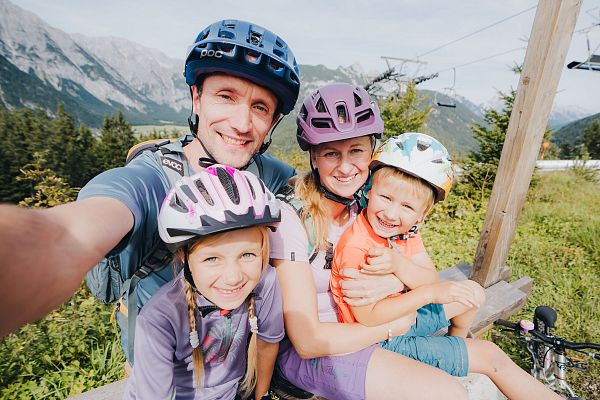 Familienurlaub in der Region Seefeld - Familie auf dem Katzenkopf - Bikepark Katzenkopf Leutasch (3)