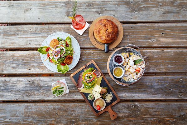 Hämmermoosalm im Sommer_Bettljause, Knödel mit Salat, Zwiebelsuppe, Kaiserschmarrn und Drinks_Vogelperpektive
