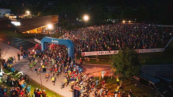 karwendelmarsch-2022-start-in-scharnitz-startbogen-beim-start-luftaufnahme-1