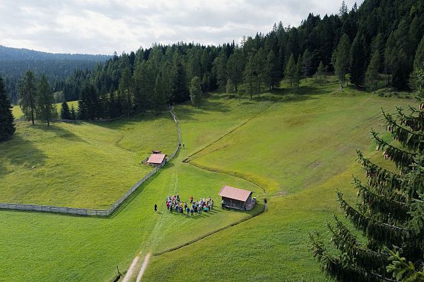 klingendes-leutaschtal-2025-drohnenaufnahme-mit-wald-1-1